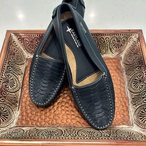 Eastland LEATHER Women's Navy Woven Flats